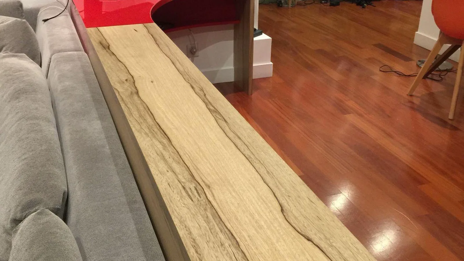 Console en bois massif posée dans un salon