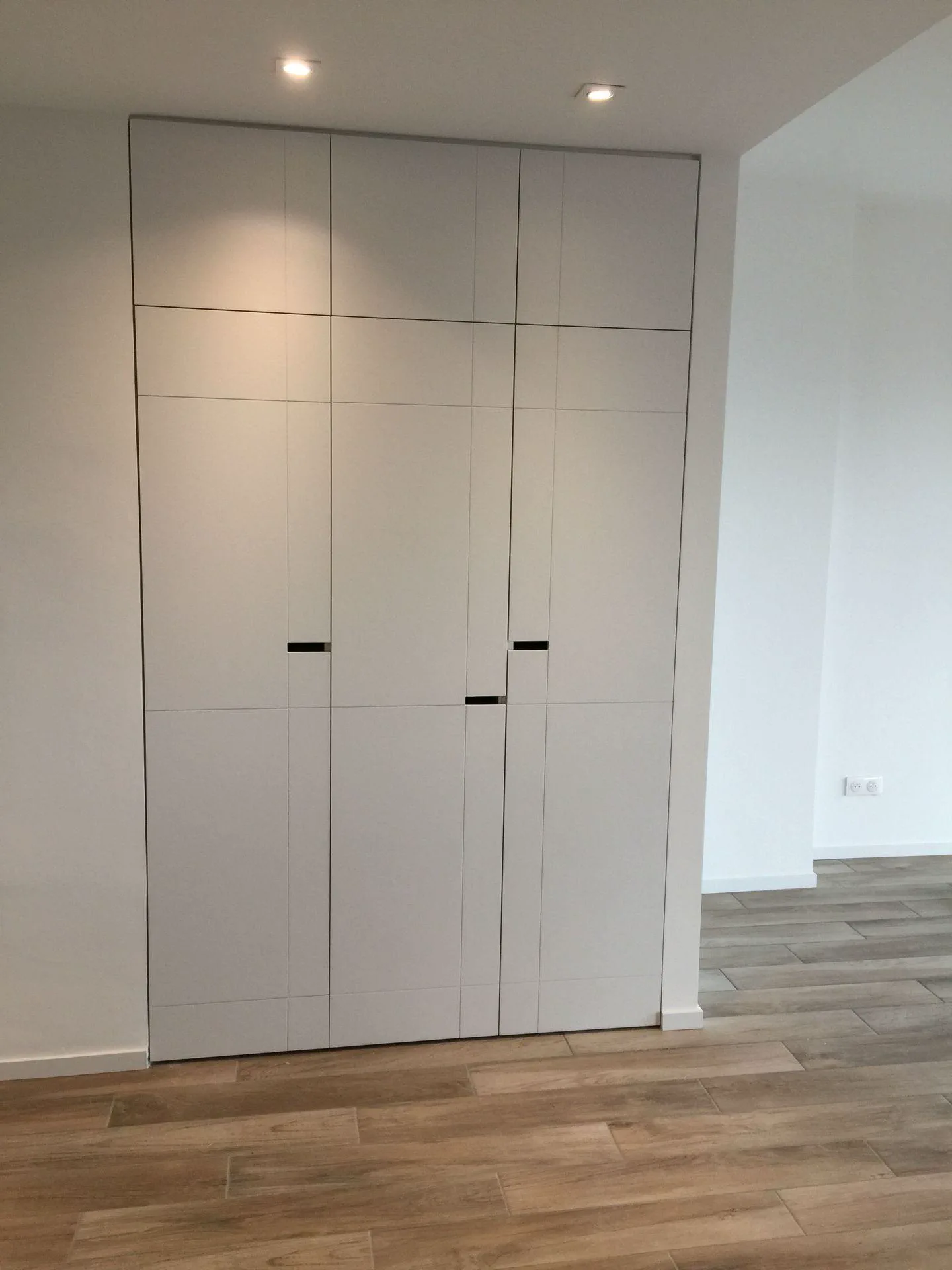 Dressing sur mesure avec portes pleine hauteur dans une chambre