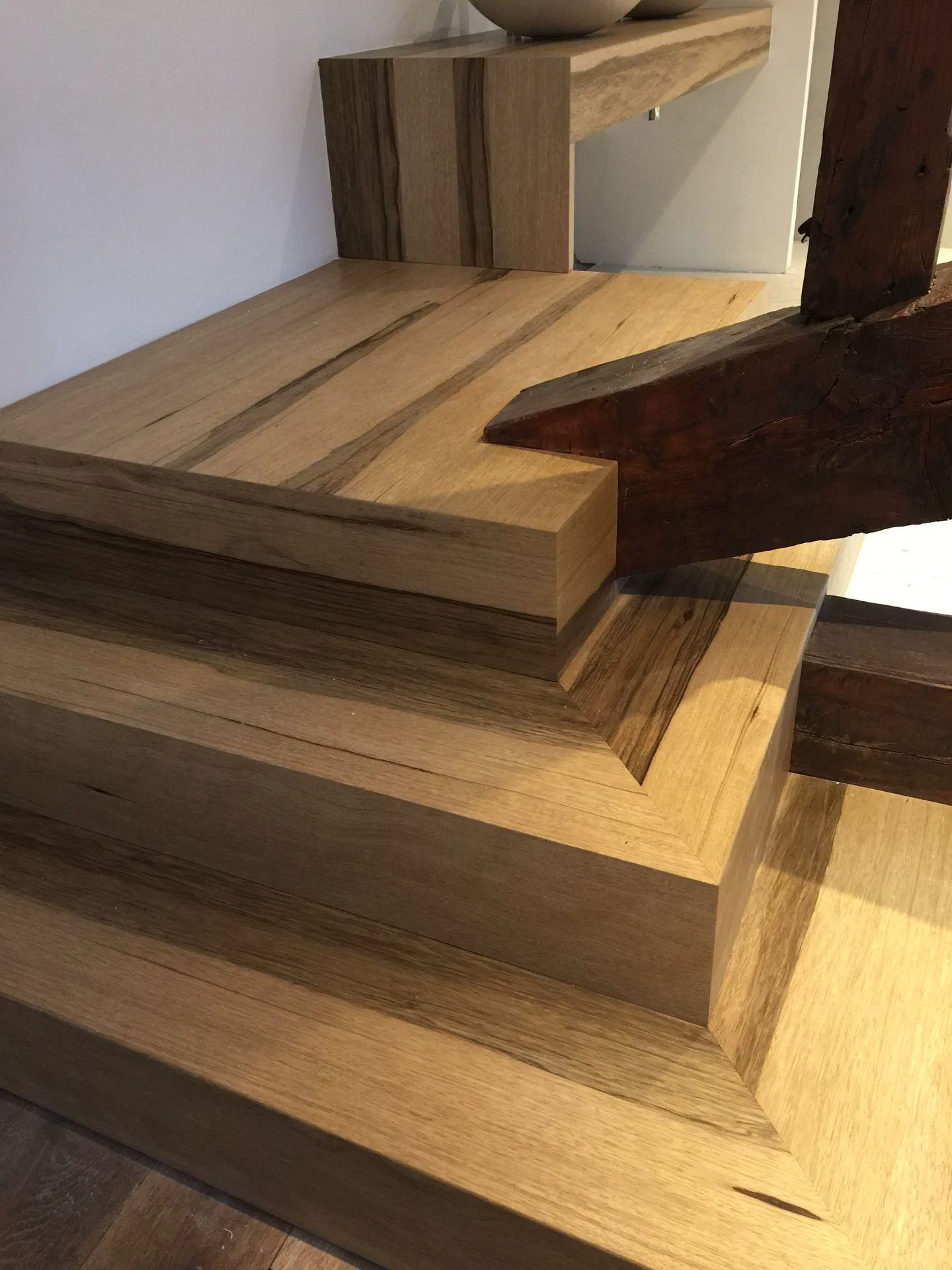 Détail des marches et assemblages d’un escalier en bois