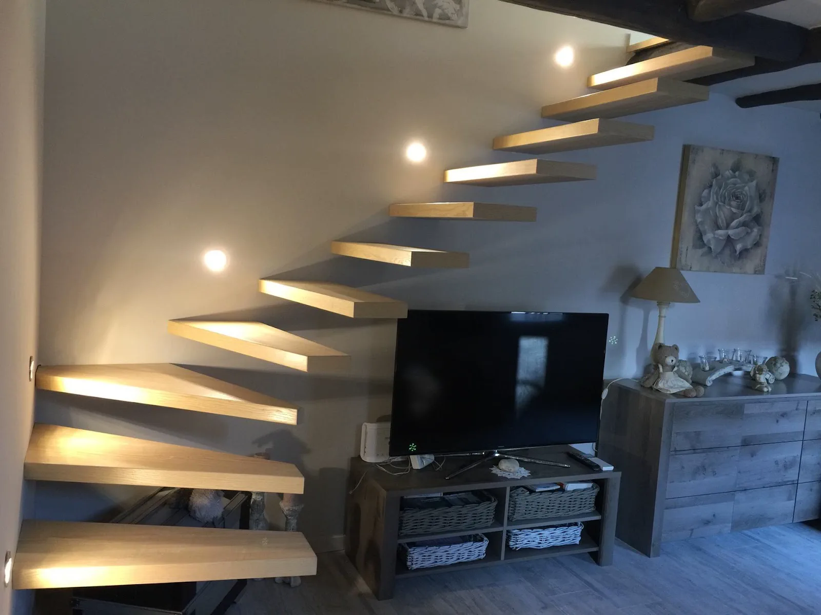 Escalier suspendu en bois clair dans un salon