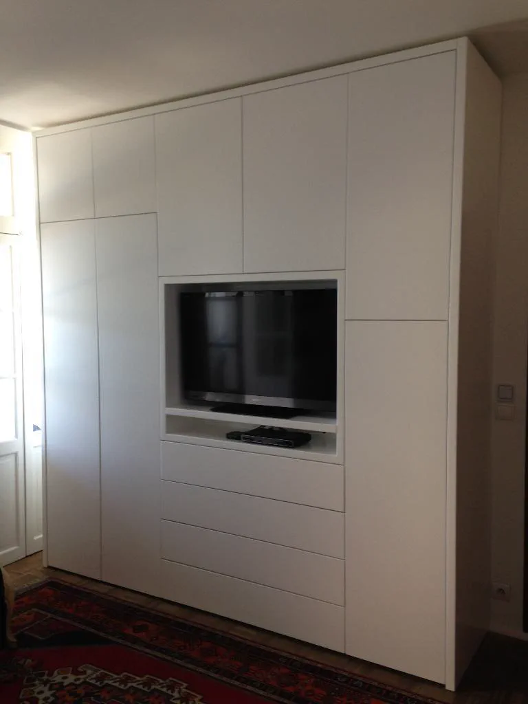 Meuble télévision intégré aux lignes épurées dans un salon