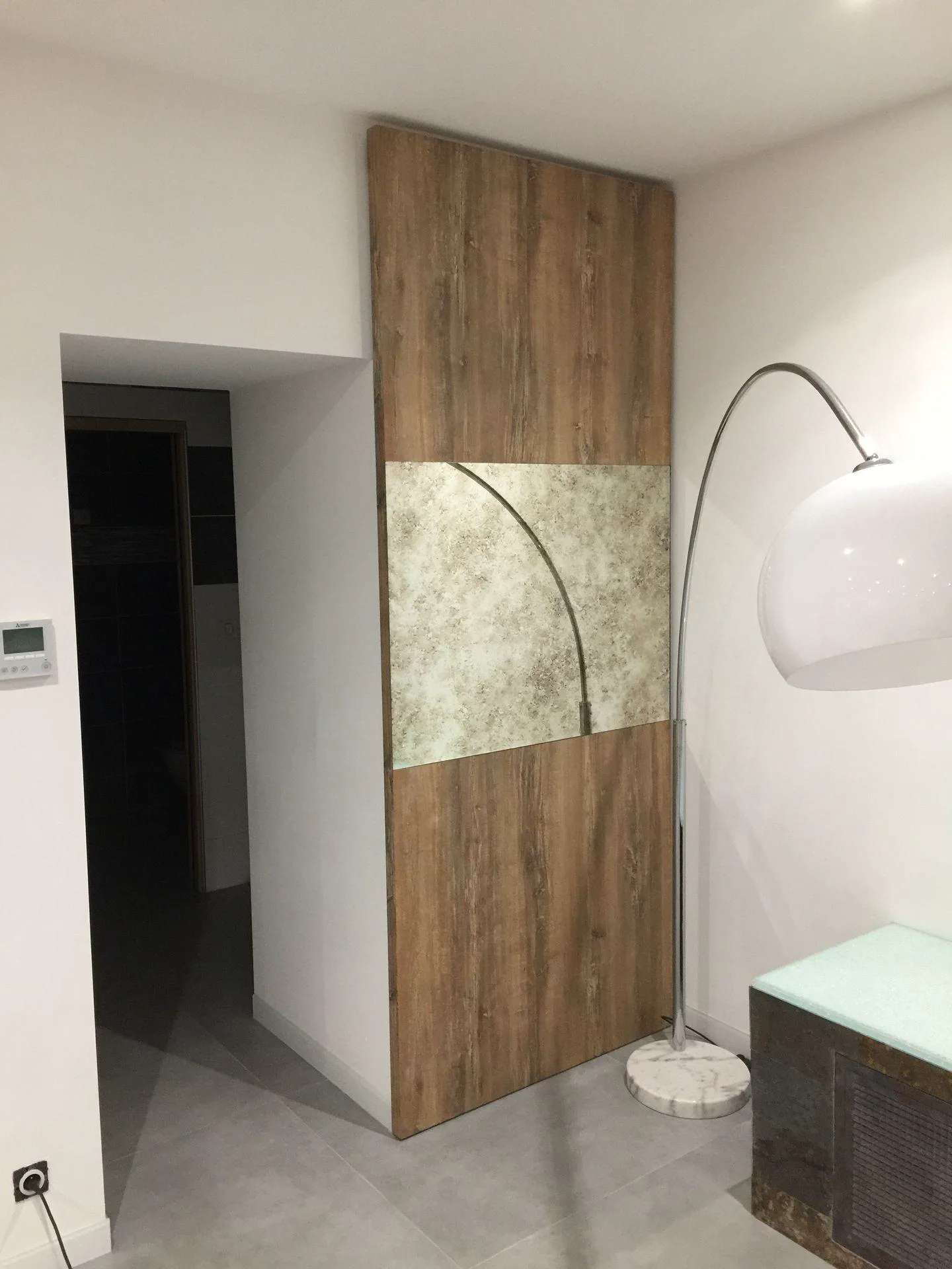 Habillage mural en bois dans une salle de bain contemporaine